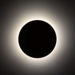 Luna kinkiet 4xG9 w kształcie czarnej kuli z podświetleniem, zamontowany na jasnej ścianie. Oświetlenie emituje delikatną poświatę wokół, tworząc efekt halo. Produkt w pozycji frontalnej, z widocznym detalem kształtu i faktury.