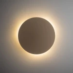 Luna kinkiet 3xG9 w kształcie okręgu, w kolorze matowym z delikatnym podświetleniem wokół. Zawieszony na ścianie, emituje ciepłe światło. Prostota formy sprawia, że pasuje do nowoczesnych wnętrz.