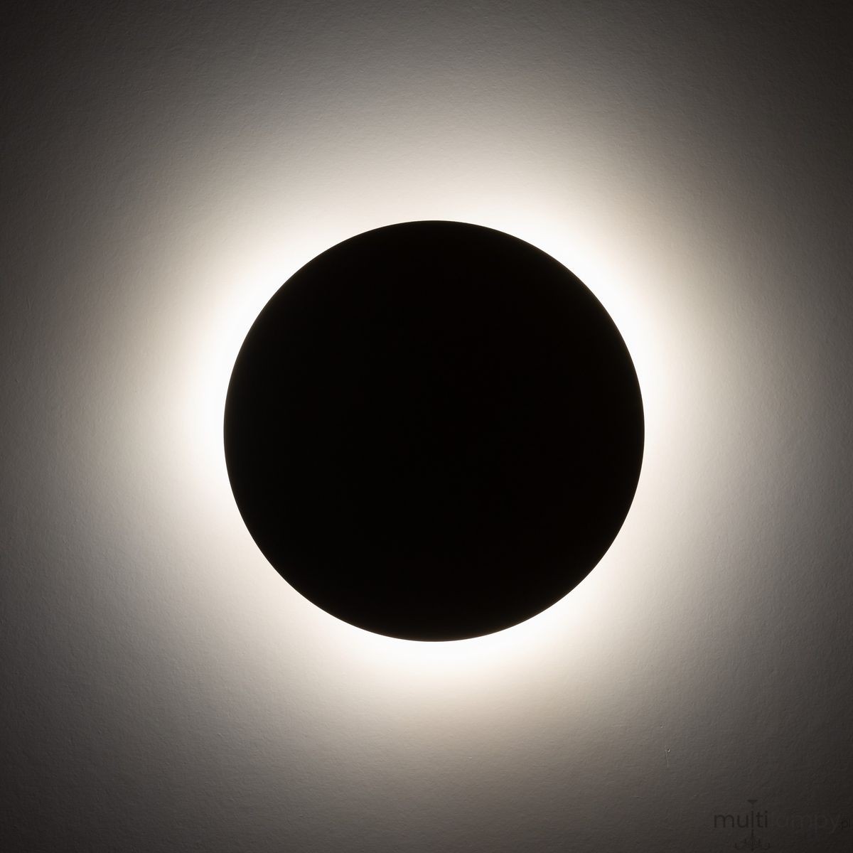 Kinkiet Luna 3xG9 w kształcie czarnej kuli, emitujący miękkie, rozproszone światło wokół. Ujęcie frontalne, montowany na ścianie, z minimalistycznym designem, idealny do nowoczesnych wnętrz. Tło jasne, podkreślające formę lampy.