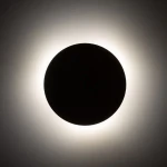 Kinkiet Luna 3xG9 w kształcie czarnej kuli, emitujący miękkie, rozproszone światło wokół. Ujęcie frontalne, montowany na ścianie, z minimalistycznym designem, idealny do nowoczesnych wnętrz. Tło jasne, podkreślające formę lampy.