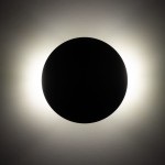 Luna kinkiet 2xG9 w kolorze zielonym, w formie okrągłej, zamontowany na ścianie. Emituje światło wokół czarnej, matowej powierzchni. Prosty, nowoczesny design, idealny do różnych aranżacji wnętrz.