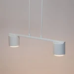 Lampa wisząca Mila 2xGX53 w kolorze białym, o minimalistycznym designie. Składa się z dwóch cylindrycznych kloszy zawieszonych na prostej belce. Ujęcie z przodu, pokazujące zawieszenie i równą linię. Idealna do nowoczesnych wnętrz.
