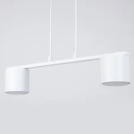 Lampa wisząca Mila w kolorze białym z dwoma źródłami światła GX53. Prosta, minimalistyczna konstrukcja z metalowym ramieniem i cylindrycznymi kloszami. Ujęcie frontalne, zawieszona na dwóch przewodach, na jednolitym tle.
