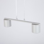 Lampa wisząca Mila w odcieniu szaro-beżowym z dwoma oprawami na żarówki GX53. Posiada prostą, metalową konstrukcję z poziomą belką i dwoma okrągłymi kloszami. Zawieszona na cienkich linkach, idealna do nowoczesnych wnętrz.
