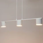 Lampa wisząca Mila z trzema punktami świetlnymi w kolorze białym. Prosty, minimalistyczny design z cylindrycznymi kloszami zawieszonymi na cienkich linkach. Widok z przodu, na jednolitym tle.