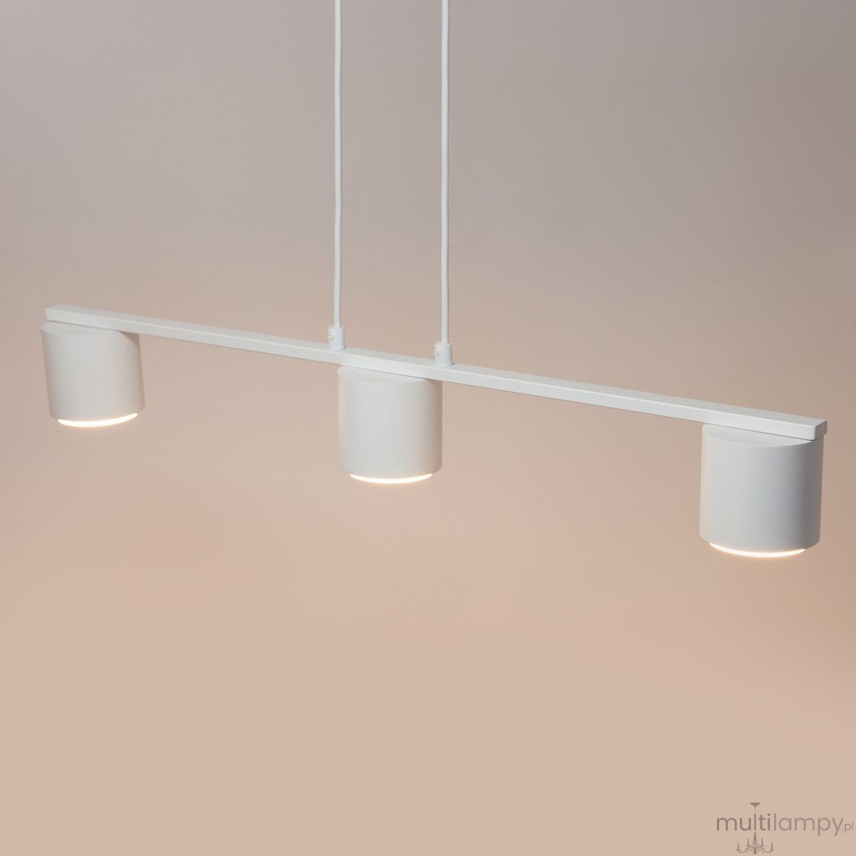 Lampa wisząca Mila 3xGX53 w kolorze białym, z trzema cylindrycznymi kloszami umieszczonymi na prostokątnej listwie. Produkt zawieszony na dwóch przewodach, w minimalistycznym stylu, idealny do nowoczesnych wnętrz.