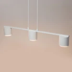 Lampa wisząca Mila 3xGX53 w kolorze białym, z trzema cylindrycznymi kloszami umieszczonymi na prostokątnej listwie. Produkt zawieszony na dwóch przewodach, w minimalistycznym stylu, idealny do nowoczesnych wnętrz.