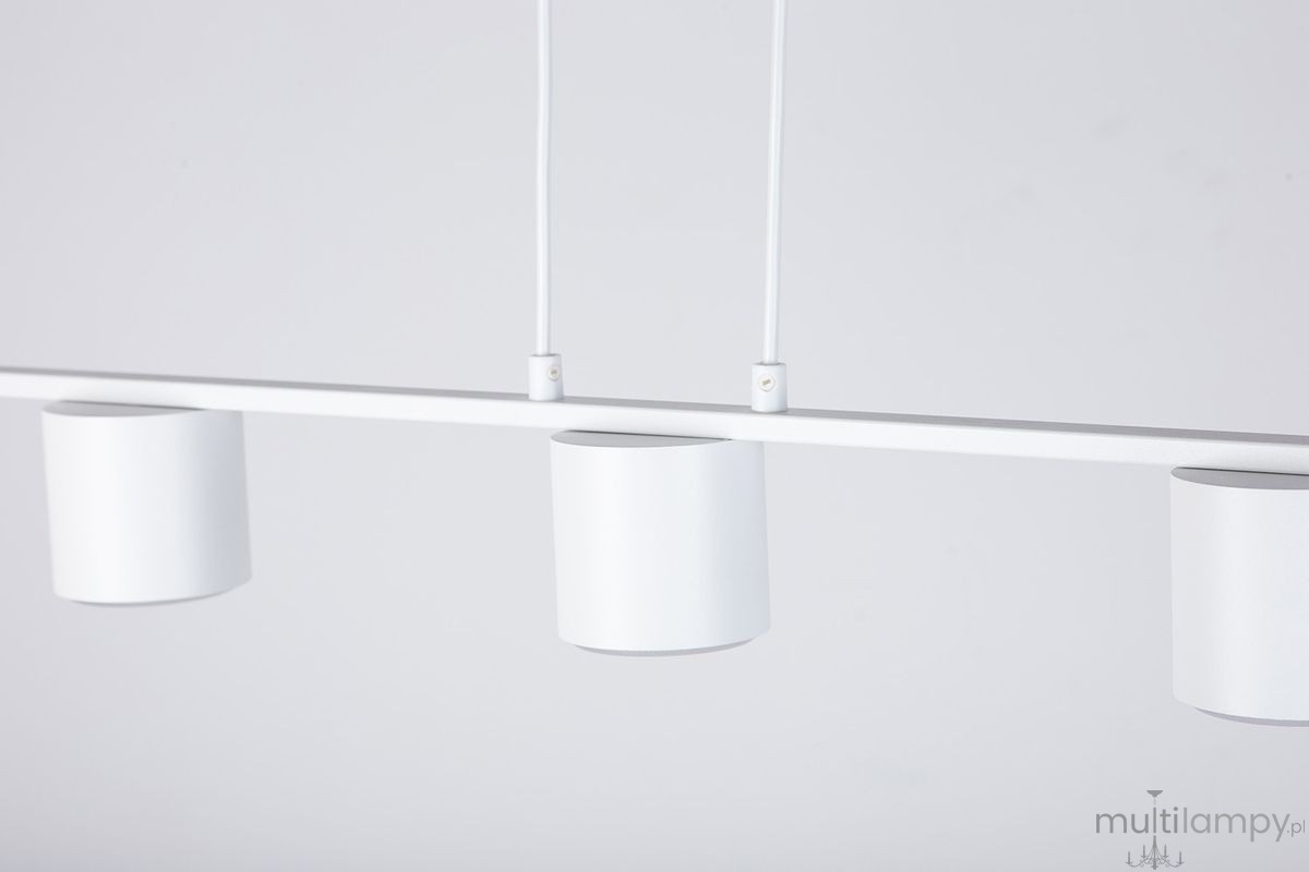 Biała lampa wisząca Mila z trzema oprawami GX53. Wzór minimalistyczny, cylindryczne klosze zawieszone na prostej listwie. Produkt widoczny z przodu, zawieszony na cienkich przewodach, na jasnym tle.