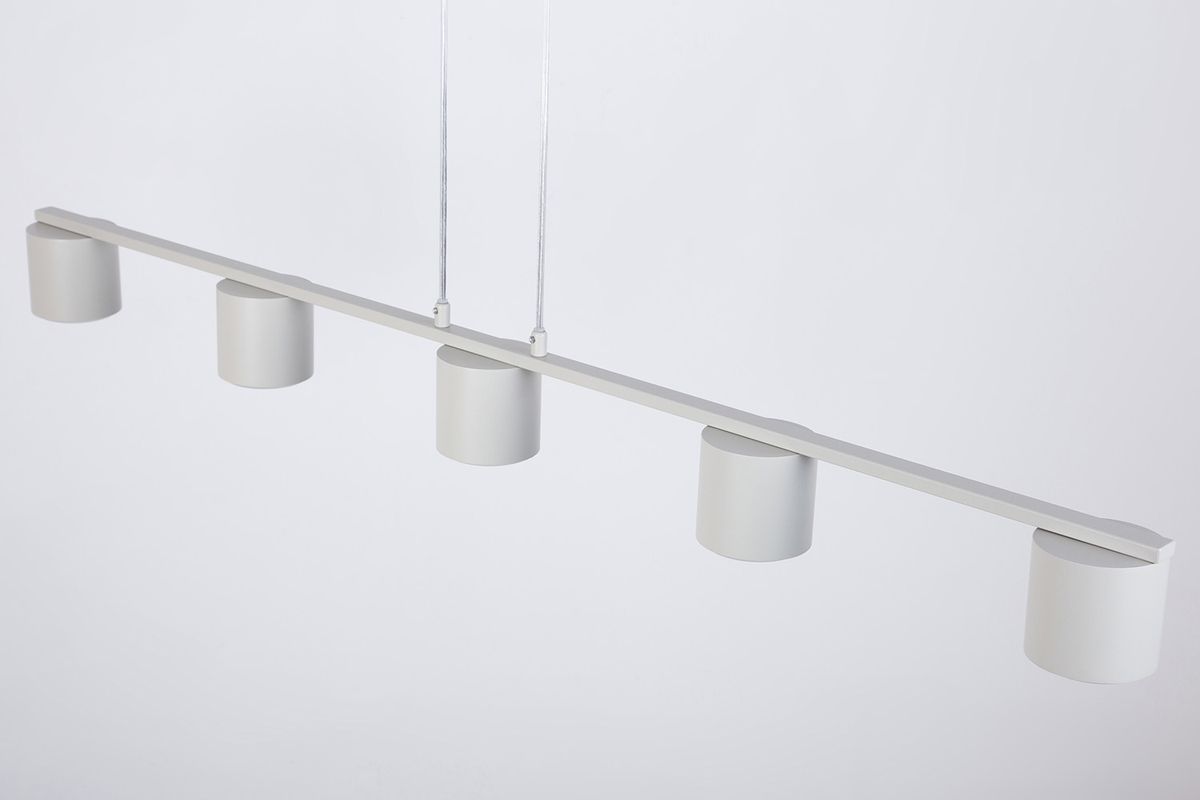 Lampa wisząca Mila w kolorze szarym beżowym, z pięcioma okrągłymi kloszami, zawieszona na cienkich linkach. Ułożona poziomo, z prostokątną listwą na górze, idealna do nowoczesnych wnętrz. Tło białe, minimalistyczne.
