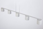 Lampa wisząca Mila w kolorze szarym beżowym, z pięcioma okrągłymi kloszami, zawieszona na cienkich linkach. Ułożona poziomo, z prostokątną listwą na górze, idealna do nowoczesnych wnętrz. Tło białe, minimalistyczne.