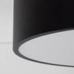 Czarny plafon Livo M z miejscem na trzy źródła światła E27, o kształcie okrągłym. Materiał matowy, z białym, przezroczystym kloszem. Ujęcie z bliska, ukazujące detale krawędzi i fakturę. Przeznaczenie: do użytku wewnętrznego, stopień ochrony IP54.