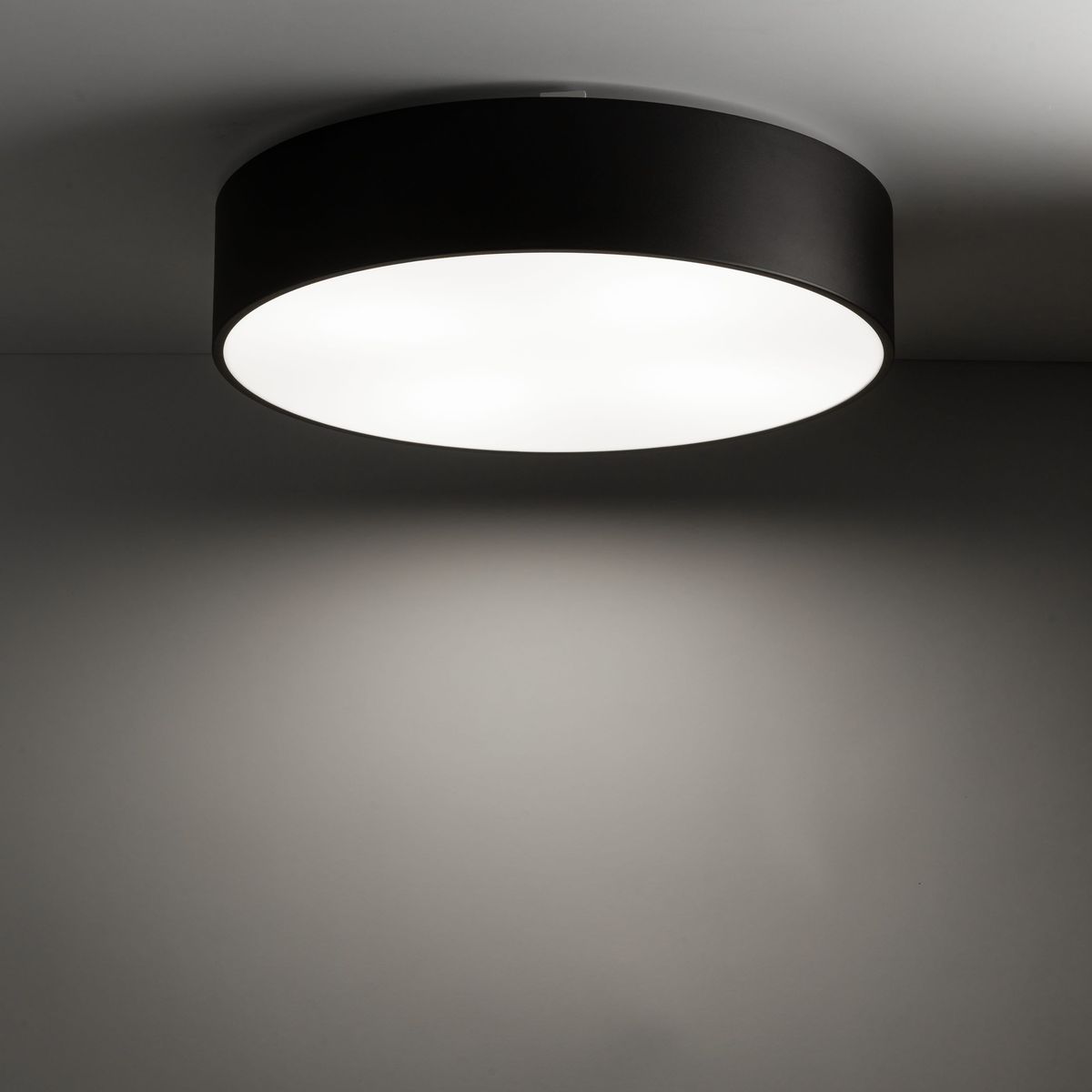 Plafon Livo L IP54 w kolorze czarnym, okrągły z białym kloszem, przeznaczony na 4 źródła E27. Zawieszony na suficie, o minimalistycznym designie, idealny do wnętrz i na zewnątrz.