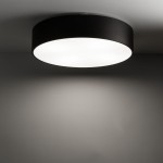 Plafon Livo L IP54 w kolorze czarnym, okrągły z białym kloszem, przeznaczony na 4 źródła E27. Zawieszony na suficie, o minimalistycznym designie, idealny do wnętrz i na zewnątrz.