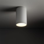 Lampa sufitowa Flare w kolorze białym, cylindryczna, z jedną oprawą na żarówkę GU10. Montowana na suficie, z widocznym źródłem światła. Wysoka klasa ochrony IP44, odpowiednia do użytku w wilgotnych pomieszczeniach.