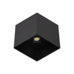 Kinkiet elewacyjny Cube w kolorze czarnym, wykonany z materiału odpornego na warunki atmosferyczne, z dwiema diodami LED 10W. Produkt ma geometryczny, heksagonalny kształt, z widocznym źródłem światła w centralnej części.