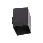 Kinkiet elewacyjny Cube w kolorze czarnym, wykonany z materiału odpornego na warunki atmosferyczne, z dwoma diodami LED o mocy 10W. Ma nowoczesny, geometryczny kształt i jest zamontowany w pozycji wiszącej. IP54 zapewnia ochronę przed kurzem i wodą.