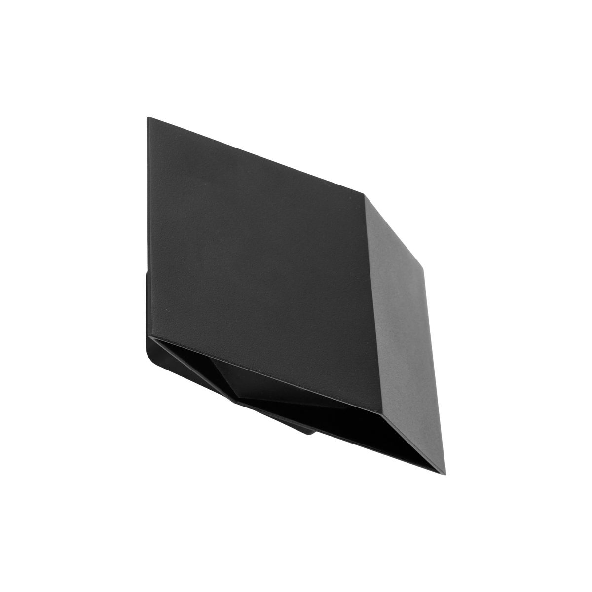 Kinkiet elewacyjny Cube w kolorze czarnym, wykonany z metalu, o nowoczesnym, minimalistycznym kształcie. Ujęcie z boku, ukazujące kąt ścięcia. Przeznaczony do montażu na zewnątrz, z dwoma źródłami światła LED 10W, klasyfikowanym jako IP54.