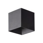 Cube kinkiet elewacyjny zewnętrzny w kolorze czarnym, o prostokątnym kształcie, wykonany z materiału odpornego na warunki atmosferyczne. Posiada dwa źródła światła LED o mocy 10W, z możliwością montażu na ścianie. Widok z boku, pod kątem.