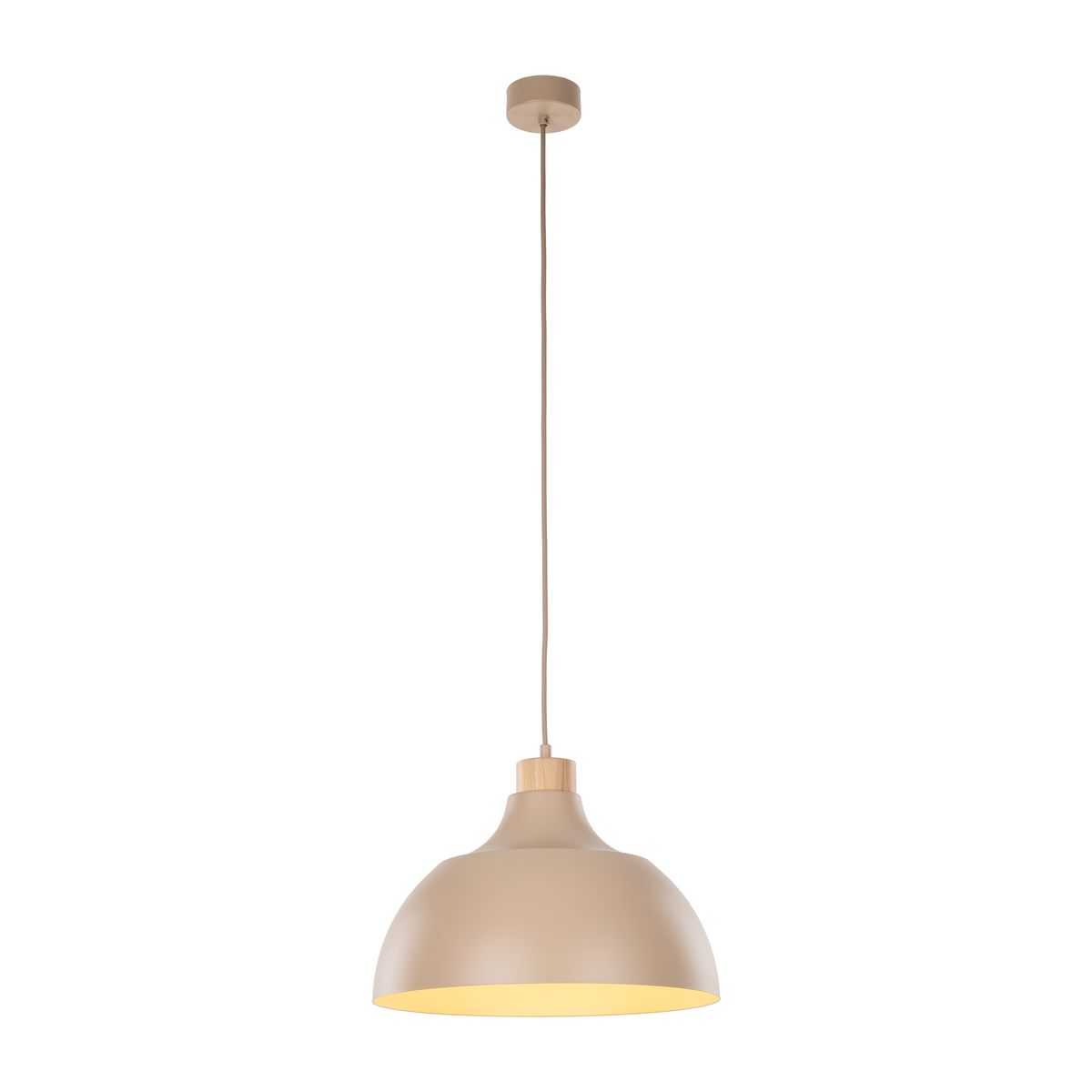Lampa wisząca Cap z kloszem w kolorze jasnego beżu, z drewnianym elementem przy mocowaniu. Wisi na cienkim przewodzie, z widocznym gwintem E27. Klosz o zaokrąglonym kształcie otwarty od dołu, emituje ciepłe światło. Tło proste, białe.