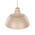 Lampa wisząca Cap w kolorze beżowym, z metalowym kloszem o zaokrąglonym kształcie, zawieszona na cienkim przewodzie. U góry znajduje się drewniany element mocujący. Idealna do nowoczesnych wnętrz.