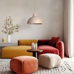 Lampa wisząca Cap z kloszem w kolorze jasnego beżu, z drewnianym elementem u góry. Zawieszona nad niskim stolikiem w aranżacji z kanapami w kolorach czerwieni, pomarańczu i żółci, obok pufów i dekoracyjnych wazonów.