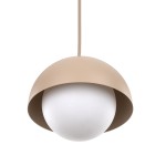 Lampa wisząca Bono D17 z kloszem w kształcie półkuli w kolorze beżowym, z białą, okrągłą żarówką. Zawieszona na cienkim przewodzie, widok frontalny. Idealna do nowoczesnych wnętrz.