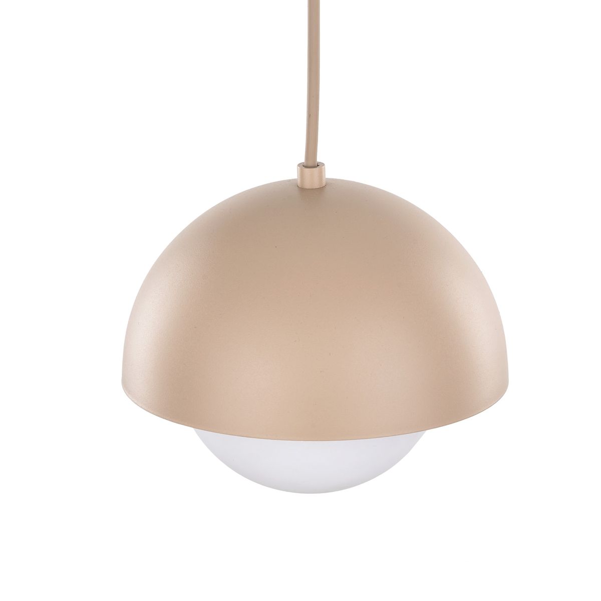 Lampa wisząca Bono D17 z metalowym kloszem w kolorze beżowym, o półkulistym kształcie, zawieszona na cienkim przewodzie. Posiada szklaną, białą kulę na dole, przeznaczona na żarówkę G9. Idealna do nowoczesnych wnętrz.