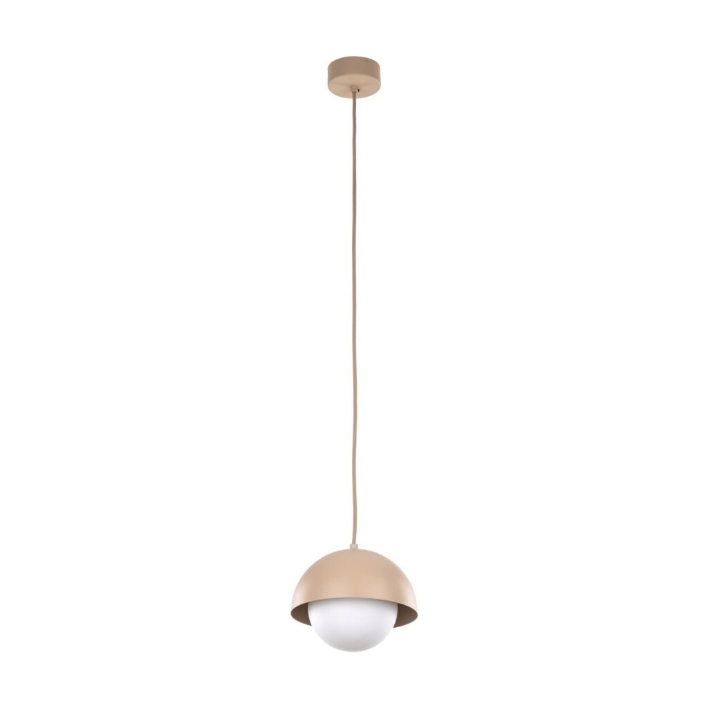 Lampa wisząca Bono D17 w kolorze jasnobeżowym, z metalowym kloszem w formie półkuli i białą szklaną kulą. Zawieszona na długim przewodzie, montowana do sufitu. Idealna do nowoczesnych wnętrz.