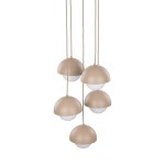 Lampa wisząca Bono z pięcioma kloszami, o okrągłych, matowych, beżowych osłonach oraz białymi kulistymi źródłami światła. Zawieszona na długich kablach, prezentuje nowoczesny design, idealna do różnych wnętrz.