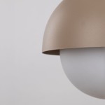 Lampa wisząca Bono z pięcioma gniazdami G9. Metalowy klosz w kolorze beżowym, zaokrąglony, osłania szklany, matowy klosz. Widok z boku, ukazujący detale wykończenia i kształt. Proste, eleganckie wzornictwo, idealna do nowoczesnych wnętrz.