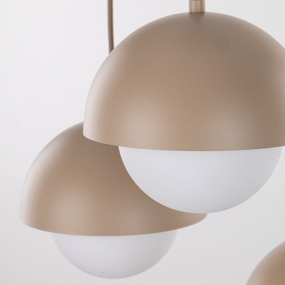 Bono lampa wisząca 5xG9 w kolorze beżowym, z półkulistymi kloszami z białego szkła. Elementy metalowe w matowym wykończeniu. Lampa zawieszona na cienkim przewodzie, prezentująca nowoczesny design.