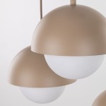 Bono lampa wisząca 5xG9 w kolorze beżowym, z półkulistymi kloszami z białego szkła. Elementy metalowe w matowym wykończeniu. Lampa zawieszona na cienkim przewodzie, prezentująca nowoczesny design.