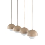 Lampa wisząca Bono z czterema kloszami w kolorze beżowym, z półkulistym kształtem, z białym szklanym elementem u dołu. Zawieszona na długich przewodach, w prostym układzie, na jednolitym tle. Idealna do nowoczesnych wnętrz.