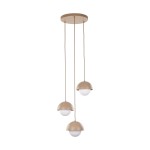 Lampa wisząca Bono z trzema kloszami, w kolorze beżowym, z okrągłymi, półkulistymi osłonami z mlecznego szkła. Zawieszona na długich przewodach z metalowym sufitem. Idealna do nowoczesnych wnętrz.