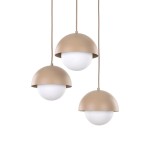 Lampa wisząca Bono z trzema kloszami w kolorze beżowym, z białymi półkulistymi szklanymi globami. Elementy zawieszone na cienkich linkach, w nowoczesnym stylu. Idealna do aranżacji wnętrz.