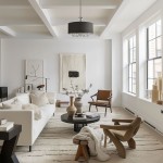 Lampa wisząca Abu Dhabi 5-punktowa w kolorze chromu i czerni, z okrągłym kloszem, zawieszona na łańcuchu w nowoczesnym wnętrzu, nad okrągłym stołem. Otoczenie minimalistyczne z białymi ścianami i jasnymi meblami.