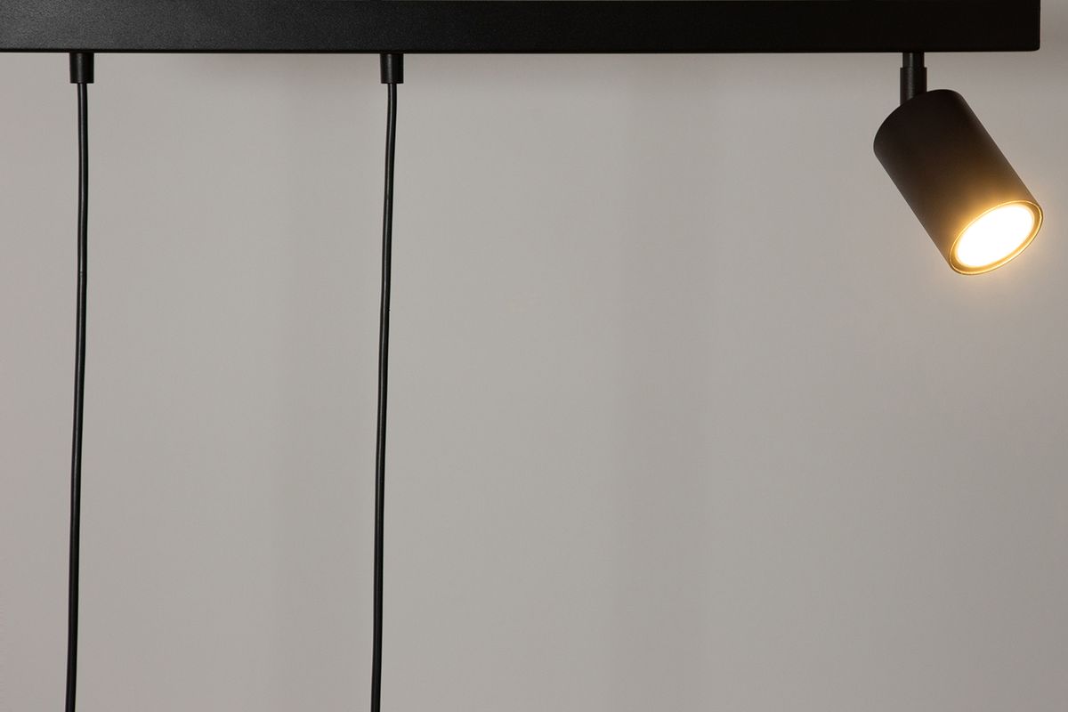 Lampa wisząca Tavira w kolorze czarnym z dwoma źródłami światła G9 i jednym GU10. Ujęcie z boku, ukazujące jeden punkt świetlny oraz przewody. Prosta, nowoczesna konstrukcja, idealna do wnętrz.