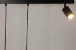 Lampa wisząca Tavira w kolorze czarnym z dwoma źródłami światła G9 i jednym GU10. Ujęcie z boku, ukazujące jeden punkt świetlny oraz przewody. Prosta, nowoczesna konstrukcja, idealna do wnętrz.