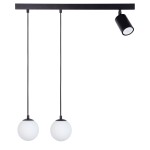 Lampa wisząca Tavira w kolorze czarnym z dwoma okrągłymi kloszami z białego szkła oraz jedną głowicą GU10. Produkt zawieszony na prostokątnej, czarnej podstawie. Ujęcie frontalne, ukazujące trzy źródła światła w różnych wysokościach.