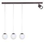Lampa wisząca Tavira w kolorze brązowym z trzema okrągłymi kloszami z białego szkła i jednym ruchomym reflektorem. Produkt zawiera gniazda G9 i GU10, zawieszony na prostokątnej, brązowej podstawie.