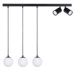 Lampa wisząca Tavira w kolorze czarnym z trzema okrągłymi kloszami z białego szkła oraz dwoma ruchomymi reflektorami. Produkt zawiera gniazda 3xG9 i 2xGU10, zawieszony na prostokątnej podstawie. Idealna do nowoczesnych wnętrz.