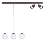 Lampa wisząca Tavira w brązowej kolorystyce, z trzema okrągłymi kloszami w białym kolorze zawieszonymi na cienkich linkach oraz dwoma ruchomymi reflektorami. Montaż na suficie, prosty, nowoczesny design.
