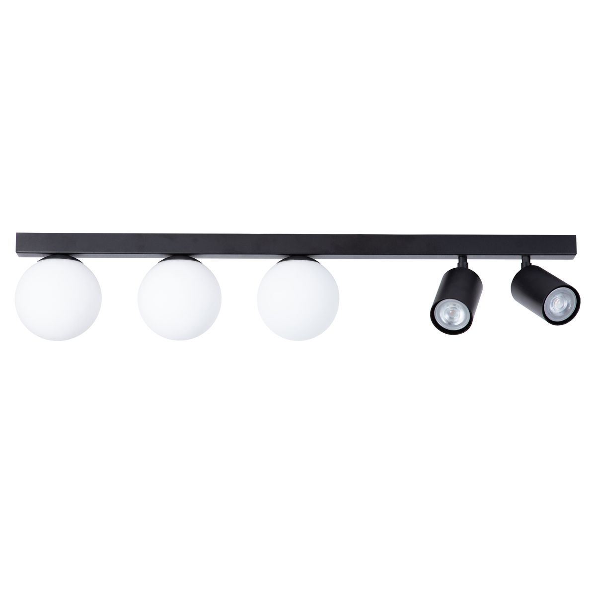 Lampa sufitowa Tavira w kolorze czarnym z trzema okrągłymi kloszami z białego szkła oraz dwoma reflektorami GU10. Ułożona poziomo, z widocznymi detalami mocowania i kształtem cylindrycznym reflektorów.
