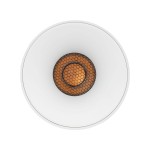 Lampa sufitowa Blaze 1xLED 30W CCT w białej obudowie, z okrągłym, metalowym kloszem w kolorze miedzi i siatką ochronną. Ujęcie z góry, ukazujące detal wnętrza klosza. Idealna do nowoczesnych wnętrz.