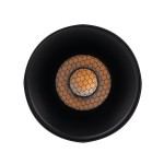 Czarna lampa sufitowa Blaze z jedną diodą LED 12W, widok z góry. Okrągła obudowa z matowego materiału, wewnętrzna część o fakturze plastra miodu w odcieniu złotym, z centralnym źródłem światła. Idealna do nowoczesnych wnętrz.