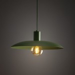 Lampa wisząca Astra 1xE27 w kolorze zielonym, z okrągłym kloszem i transparentną żarówką. Ujęcie z dołu, zawieszona na cienkim przewodzie. Prosty, nowoczesny design, idealna do wnętrz.