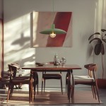 Zielona lampa wisząca Astra z oprawą E27, zawieszona nad stołem w jadalni. Posiada okrągły, płaski klosz oraz widoczną żarówkę. Otoczenie to nowoczesna jadalnia z drewnianym stołem i krzesłami, w tle abstrakcyjny obraz oraz roślina doniczkowa.