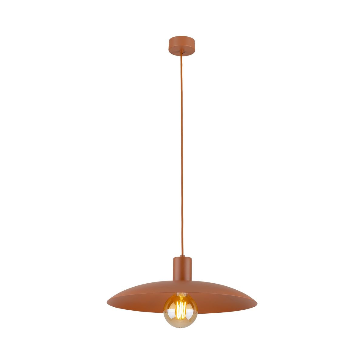 Lampa wisząca Astra w kolorze ceglastym, z metalowym kloszem o szerokim, płaskim kształcie. Zawieszona na długim przewodzie, z widoczną żarówką E27, stanowi nowoczesny element oświetleniowy. Tło białe, co podkreśla kolor lampy.
