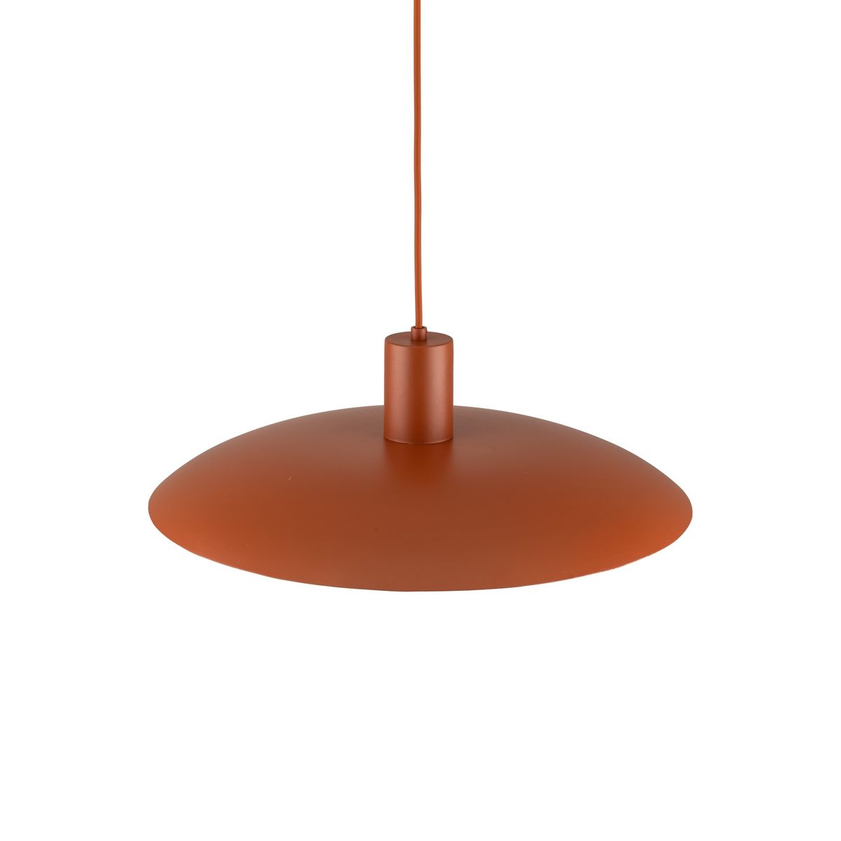 Lampa wisząca Astra w kolorze ceglastym z oprawą E27. Ma okrągły, matowy klosz o płaskim kształcie, zawieszony na cienkim przewodzie. Ujęcie z boku, pokazujące detal konstrukcji i wykończenia.