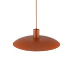 Lampa wisząca Astra w kolorze ceglastym z oprawą E27. Ma okrągły, matowy klosz o płaskim kształcie, zawieszony na cienkim przewodzie. Ujęcie z boku, pokazujące detal konstrukcji i wykończenia.